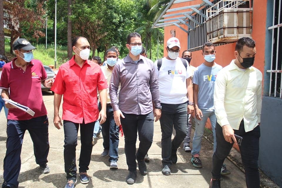 Acompañado de las autoridades universitarias de la UPT Valencia, supervisamos los espacios de esta casa de estudio, sostuvimos reunión CEGU y develamos la placa Bicentenaria, en conmemoración a los 200 años de la Batalla de Carabobo, por orientación del presidente <a href="/NicolasMaduro/">Nicolás Maduro</a>