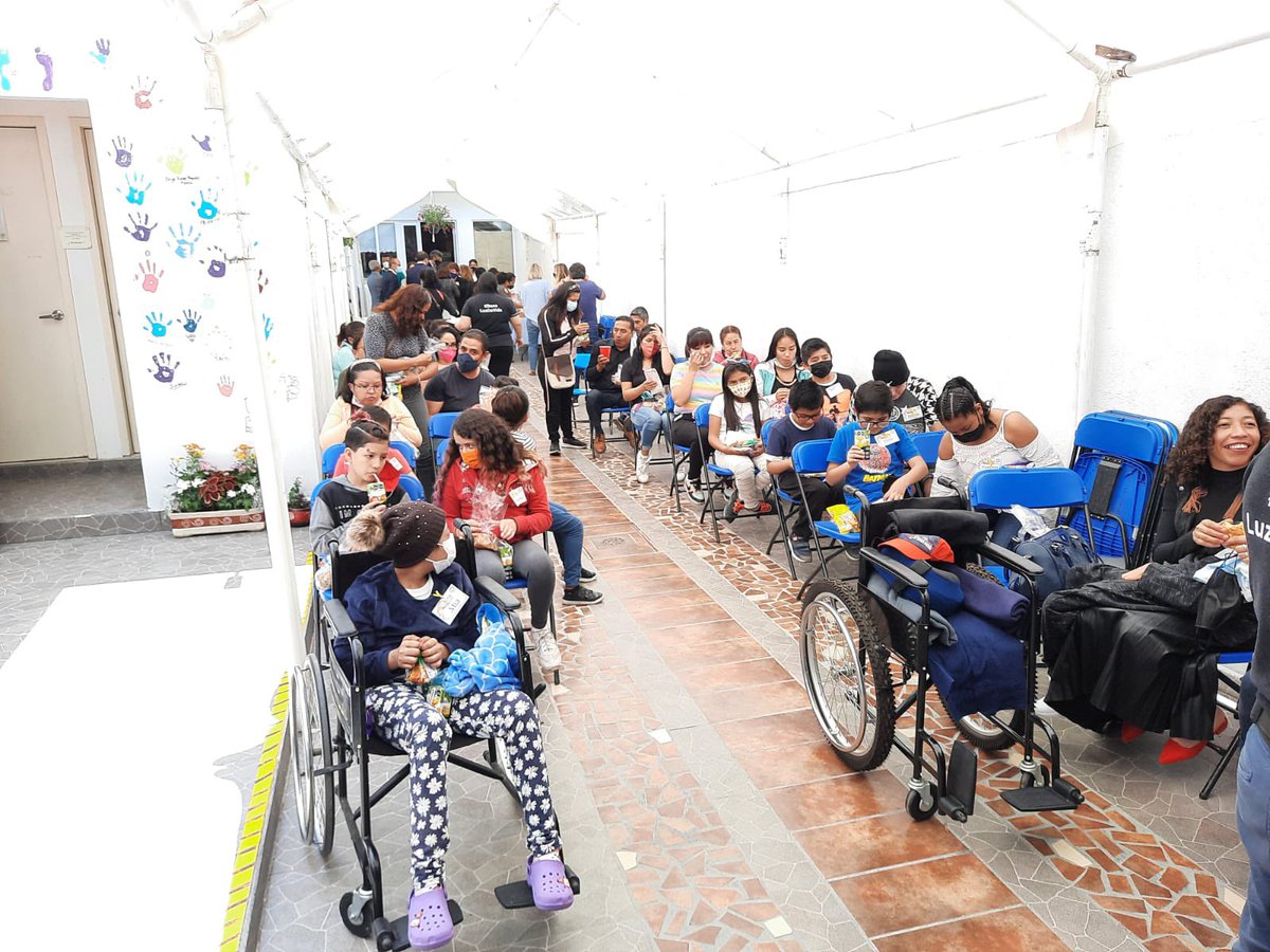 FranciaenMexico's tweet photo. Visitamos @luzdevidac para brindar sonrisas y esperanza a niños enfermos de cáncer con un espectáculo de magia y donaciones, como parte de nuestra Fiesta Nacional 🇫🇷.
Toda una lección de vida. ¡Gracias por su recibimiento tan cálido!#14Julio2021 #14Juillet https://t.co/WXUch2Vg5g