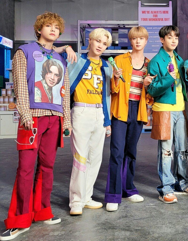 V1230Y97JK91's tweet image. 昨日のテテも最高に
可愛かった～🐩🐻✨💛

やっぱりグテちゃんは
お揃いな感じで💜🐰🐻💚

テテ💜本当に同じ感じで
よく見ないとわからない🔎
顎の位置とサングラスの
向きでわかる( *´艸｀)

🌈youtu.be/oN8JeU3G4fM💜

#BTS_Butter #BTSARMY 
#FNS歌謡祭夏2021 
#BTSV #JJK #kookv #グクテテ