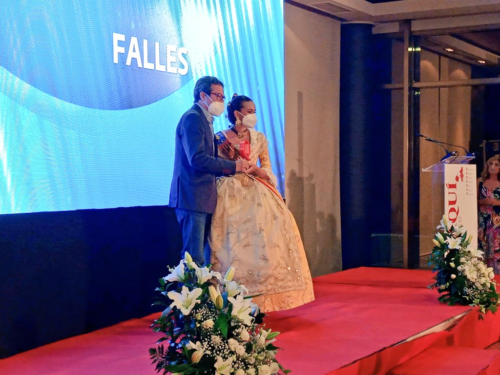 Un honor entregar a la FM de Valencia <a href="/ConsueloLlobell/">Consuelo Llobell</a>
el Premio Honorífico  otorgado por <a href="/elperiodicoaqui/">El Periódico de Aquí</a> #PremisEPDA a les #Falles de #Valencia <a href="/JCF_Valencia/">Junta Central Fallera</a>