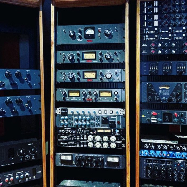 Here you’ll receive all the Retro love on your recordings from the wall of Retro sound at -Edtudio Buho-
The Retro STA-level gold edition, next is stacked duelling Retro 176 limiting amplifiers and finally the famed Retro REVOLUTION, 2-Channel Compression.