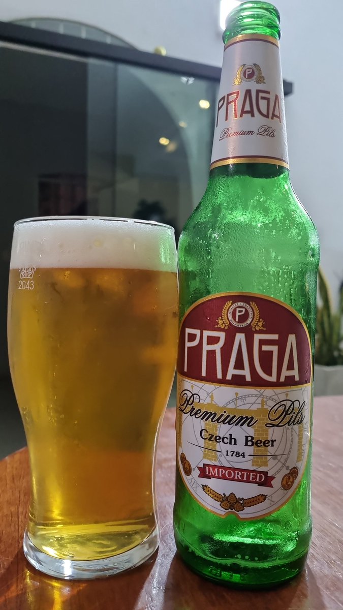 euroshopp's tweet photo. A disfrutar de una auténtica Pilsen checa! La #PragaPils es una #cervezacheca de producción 100% con ingredientes de #Czechia #CzechRepublic #republicacheca #pils #pilsner #pilsen #praga #cervezasdelmundo #cervezasdelmundoenparaguay #euroshopbeerstore #euroshop https://t.co/VnJMSxLisy
