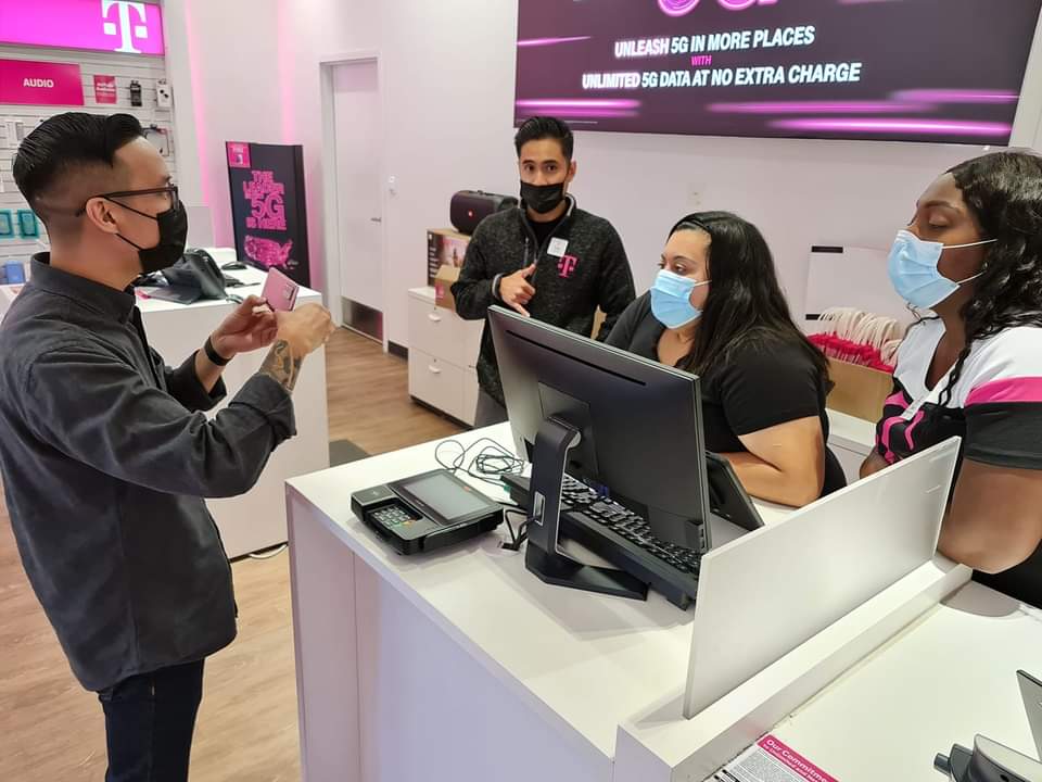 Darien_Samsung's tweet photo. It's been a very exciting first week back! So happy to be supporting T-Mobile and Metro again on the I-80 corridor https://t.co/DI6l4y6LPB