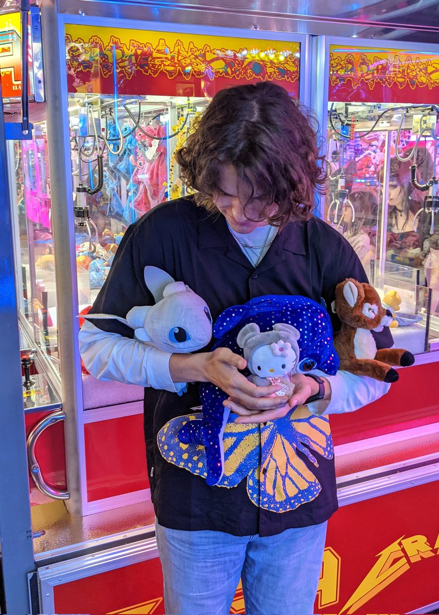 strasspetasse's tweet image. le boug m'a gagné QUATRE peluches ??? il a gagné le tir, les ficelles, le basket et la machine à pince... dsl d'être amoureuse