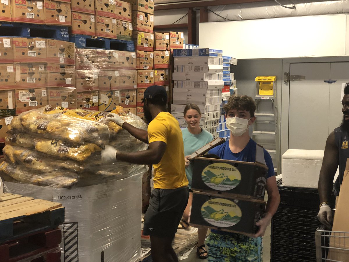 coach_ksherman's tweet photo. Another great day to give back to the community at #NeedLine in Murray,Ky. Proud of the players with Murray State Football. #MountUp π
#Impactful https://t.co/cFt6oESExp
