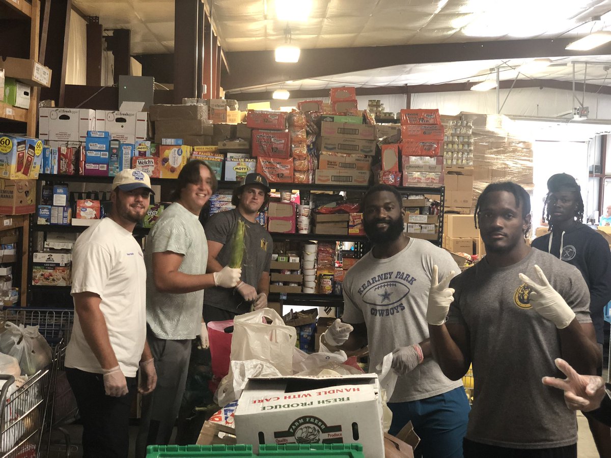 coach_ksherman's tweet photo. Another great day to give back to the community at #NeedLine in Murray,Ky. Proud of the players with Murray State Football. #MountUp π
#Impactful https://t.co/cFt6oESExp