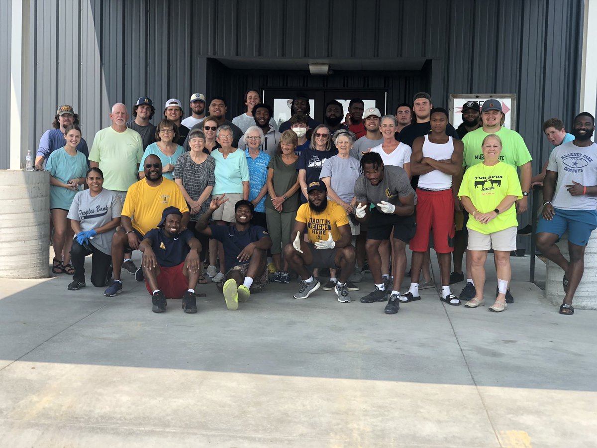 coach_ksherman's tweet photo. Another great day to give back to the community at #NeedLine in Murray,Ky. Proud of the players with Murray State Football. #MountUp π
#Impactful https://t.co/cFt6oESExp