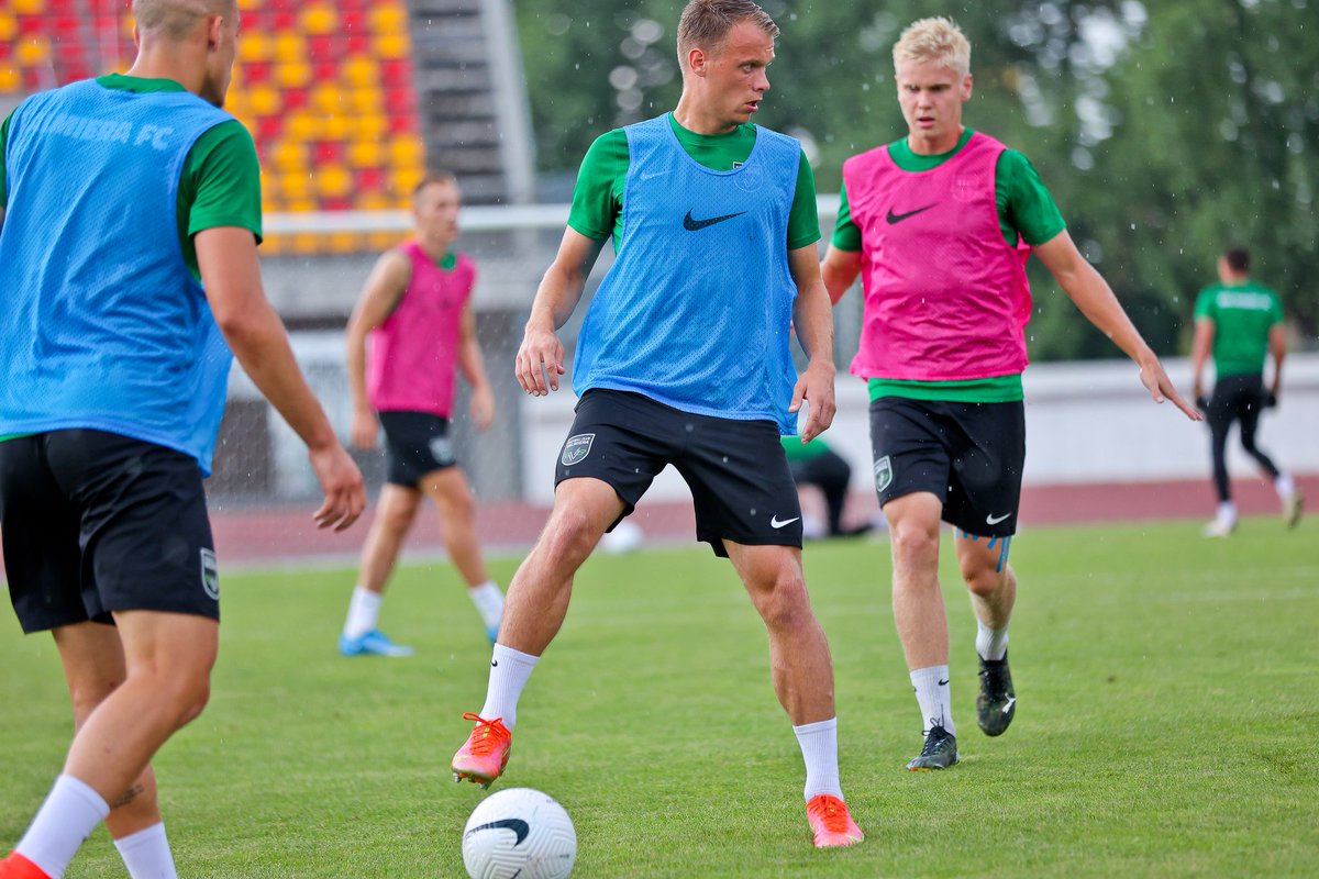valmierafc's tweet photo. Pirms spēles treniņā pirms ⚔ pret FK Sūduva 🔜 15.07. (19:00) 🏟 Daugavas stdadionā Rīgā.
Biļetes iegādājamas šeit:
⏩⏩⏩ https://t.co/YyWgLGSFQq ⏪⏪⏪
Tiekamies spēlē!
#VALSUD #UECL #ValmieraFC #StāvPāriVisamValmiera ⚫⚽️🟢 https://t.co/55xqi8JAIT