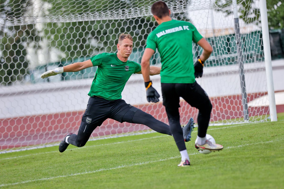 valmierafc's tweet photo. Pirms spēles treniņā pirms ⚔ pret FK Sūduva 🔜 15.07. (19:00) 🏟 Daugavas stdadionā Rīgā.
Biļetes iegādājamas šeit:
⏩⏩⏩ https://t.co/YyWgLGSFQq ⏪⏪⏪
Tiekamies spēlē!
#VALSUD #UECL #ValmieraFC #StāvPāriVisamValmiera ⚫⚽️🟢 https://t.co/55xqi8JAIT