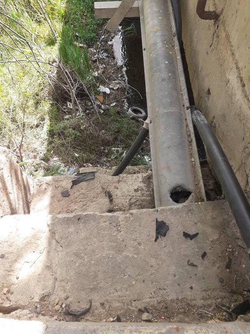 ArnaldoEspinoza's tweet photo. Ese pequeño hueco que ven ahí es el que tiene sin internet a la mitad del país. Ese es el corte de fibra en Falcón, de un lado de la carretera. https://t.co/XuEPXkQbwS