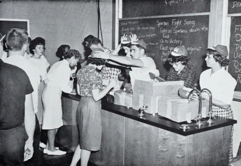 UDSpartanNation's tweet photo. #UDHistory: Spartan freshmen receive their beanies during orientation, 60 years ago. https://t.co/SLY6dmpZff