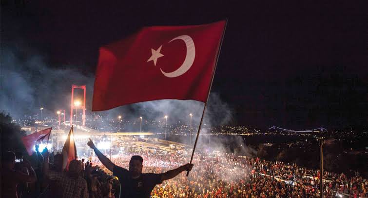 Merve23786's tweet photo. "Bizi vatansız ve ezansız bırakma Allâh'ım."
#15Temmuz https://t.co/ebmStiWZgT