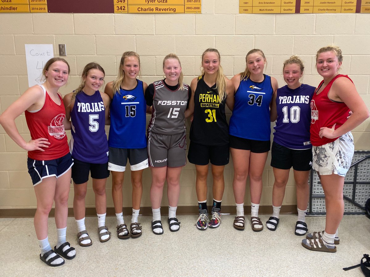 ZemiLisa's tweet photo. Current and former west central United girls ALWAYS UNITED :) played for their home teams today but lifelong friends and teammates #truefriends #westcentralunited #gotbuckets https://t.co/ZQQ4rgz0Kf