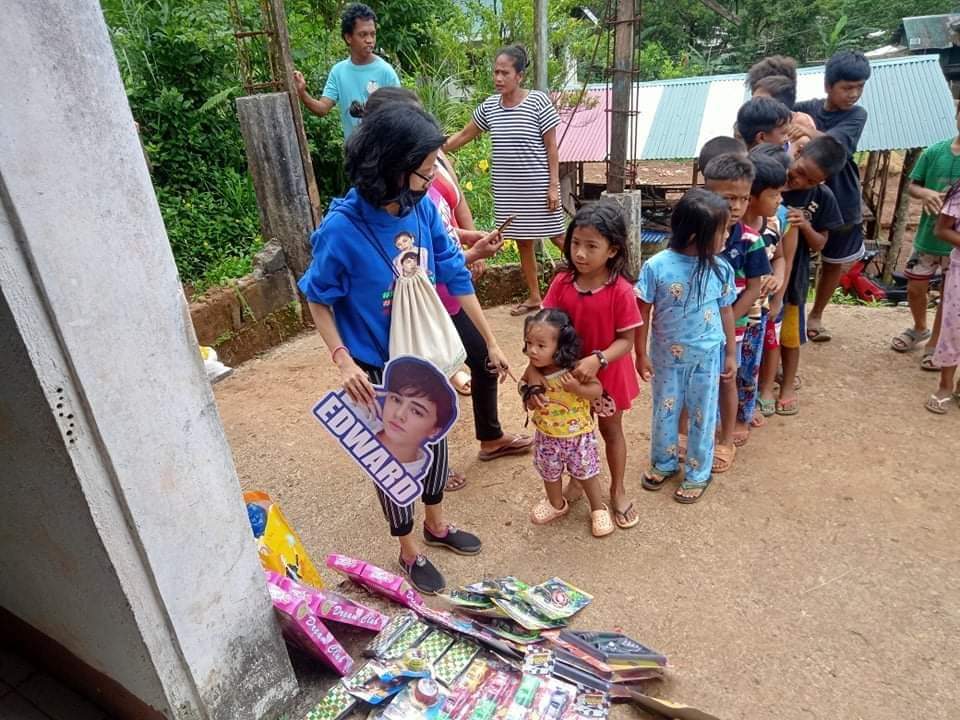 edmay_mharize's tweet photo. Community pantry and toy gift giving at Infanta Quezon  in celeration of the birthday of @Barber_Edward_

#HappyBdayEDWARDBARBER

#MayWard 
 @maymayentrata07 
Credit to Melodie Rubio https://t.co/9tpVOsgHQA