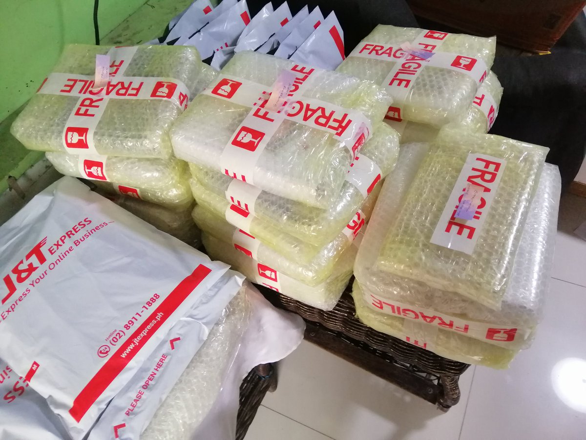 kpoplashesPH's tweet photo. #KLASHESUpdate
already donee packing ^^ sent na din lahat na link for hybe pcs ~ pa wait nalang ng link for albums hehe ~ thaaank uuu ^-^ https://t.co/4HwYsRjINK