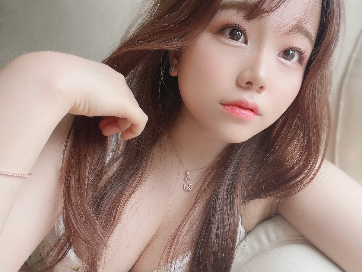 aimi0715's tweet photo. 私事ではありますが、本日で２０歳になりました、、！
Finally legal drinking age!! 🥴

そして被写体を始めて1年にもなります。彩音さんにお誘い頂いて始めたポートレート、まだまだ未熟ですがこれからも頑張ります！日本にいる時間は残りわずかですが、それまでに沢山の作品を作りたいです🥰 https://t.co/hanFtHiIw5