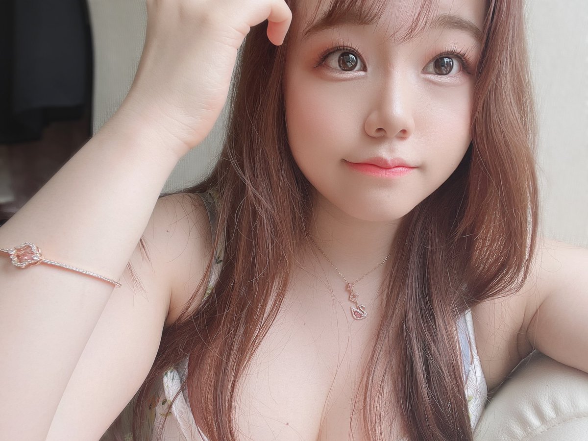aimi0715's tweet photo. 私事ではありますが、本日で２０歳になりました、、！
Finally legal drinking age!! 🥴

そして被写体を始めて1年にもなります。彩音さんにお誘い頂いて始めたポートレート、まだまだ未熟ですがこれからも頑張ります！日本にいる時間は残りわずかですが、それまでに沢山の作品を作りたいです🥰 https://t.co/hanFtHiIw5