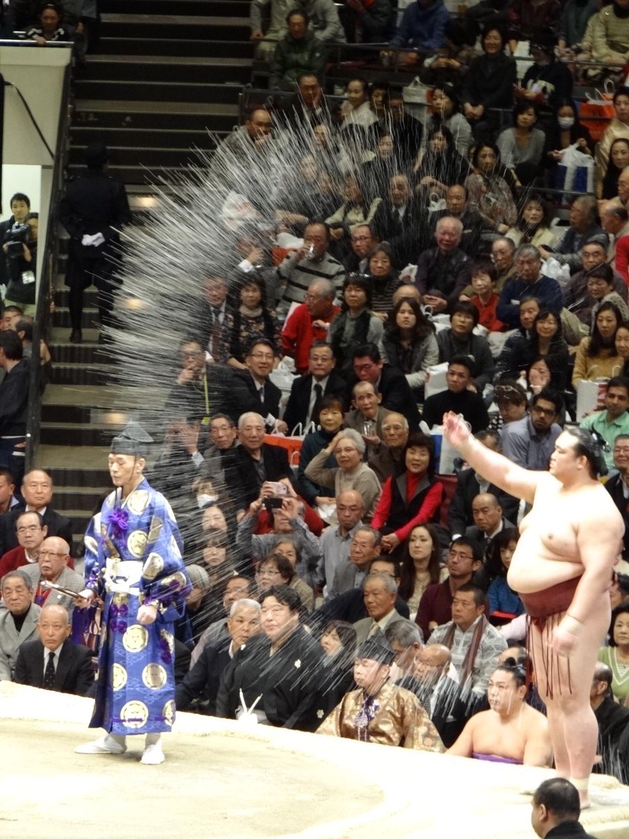 白鵬の塩巻きが綺麗すぎてティンカーベルみたいと話題だが 他の力士の衝撃波 烈風拳 個性的な塩の撒き方も素敵 Togetter