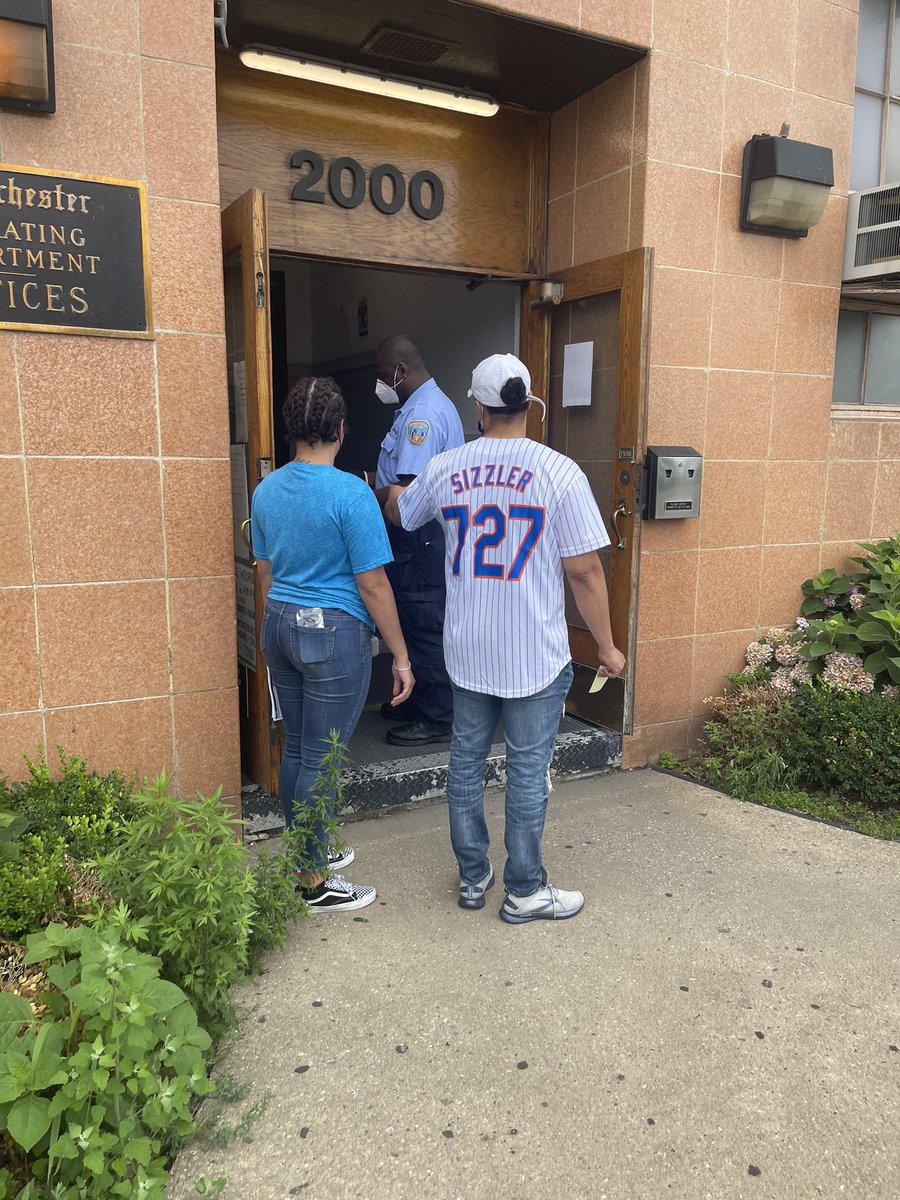 SmallBizzyBone's tweet photo. Operation #FindAFirstResponder ⛑ was a Success with @celenny_l and the Parkchester Team yesterday.

✅Mr Softee🍦Truck added to our @OneNYNJ vender partnership for our “At&amp;t Challenge” 🌮 Give-A-Way Events
✅#FirstNet Agency 🚨 account approved our Sub Paid onsite event 🔥 🔥🔥 https://t.co/iWTH5cg0S5