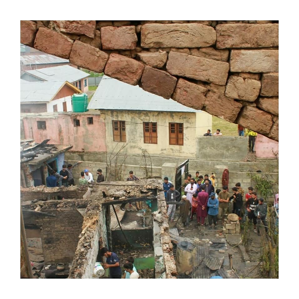 ErAquib__'s tweet photo. Two Residential houses were damaged
during an over night gun fight between militant and security forces in main town Pulwama..
#kasheeer #captivatingkashmir #capturedillusions #dailylifekashmir #kashmir #conflict #journalism #world #war #peace #humanlife #documentary https://t.co/icE0T577ce
