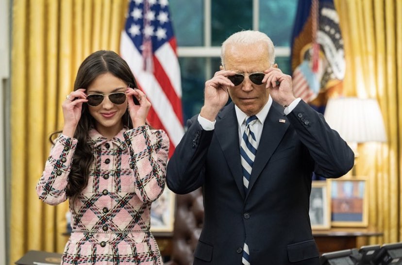 DailyRodrigo's tweet photo. 📸 | Olivia vía @JoeBiden’s Instagram! 

“Thanks for stopping by, Olivia, and for using your voice to urge young people to get vaccinated. If we all do our part and get the COVID-19 vaccine, we can defeat this virus once and for all. Let’s do this.” https://t.co/dgGlMXBgnq
