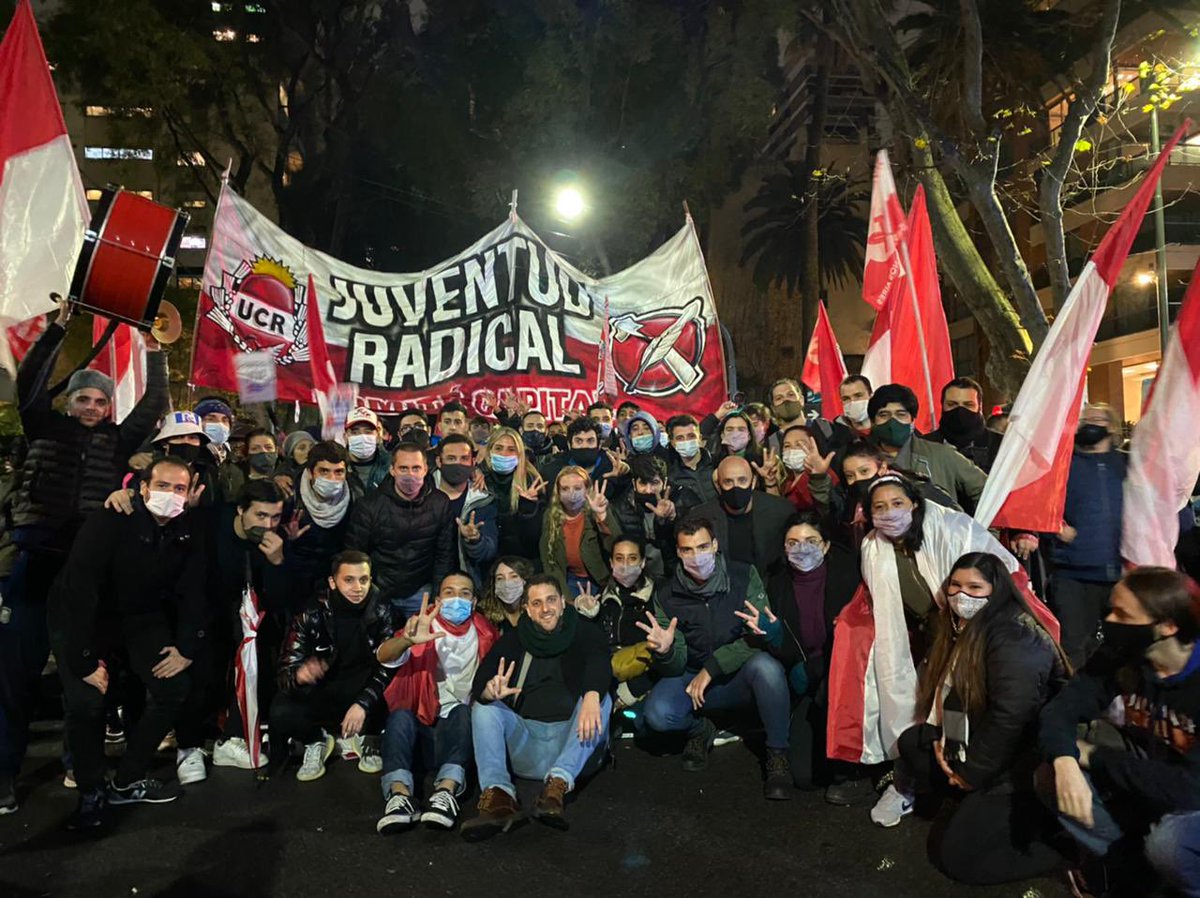 jradicalcaba's tweet photo. 🇵🇱 Desde la Juventud Radical repudiamos las graves violaciones a los DD.HH. del pueblo cubano🇨🇺. No hay acción más inhumana y cobarde por parte de un Jefe de Estado que la de convocar a sus simpatizantes a luchar contra su propio pueblo. Abrimos hilo 🧵👇🏼 https://t.co/Xk5quXGMTe
