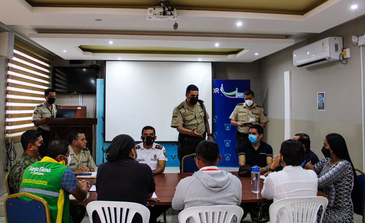 BrunoDedeLl's tweet photo. El trabajo por la #Seguridad de #NuestraGente no se detiene! 🚩

Hoy nos reunimos en la #SubZona para programar los #Operativos que se ejecutarán conjuntamente con #PolicíaNacional, #CTE y #Ejército.

Además evaluamos los resultados de los últimos controles realizados. https://t.co/8h5cfnTqvi