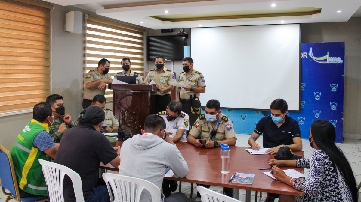 BrunoDedeLl's tweet photo. El trabajo por la #Seguridad de #NuestraGente no se detiene! 🚩

Hoy nos reunimos en la #SubZona para programar los #Operativos que se ejecutarán conjuntamente con #PolicíaNacional, #CTE y #Ejército.

Además evaluamos los resultados de los últimos controles realizados. https://t.co/8h5cfnTqvi