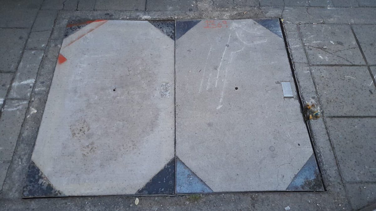 IDIGER's tweet photo. @RedapBogota ¡En Bogotá cuidamos a nuestros peatones! Después que el área técnica de Enel-Codensa realizara una verificación en el sitio, se entregó a la ciudadanía el arreglo de tapa de alcantarilla en la Avenida de las Américas #68a-94
Atentos a sus reportes, juntos mitigamos el riesgo. https://t.co/nuzPgX0BLK
