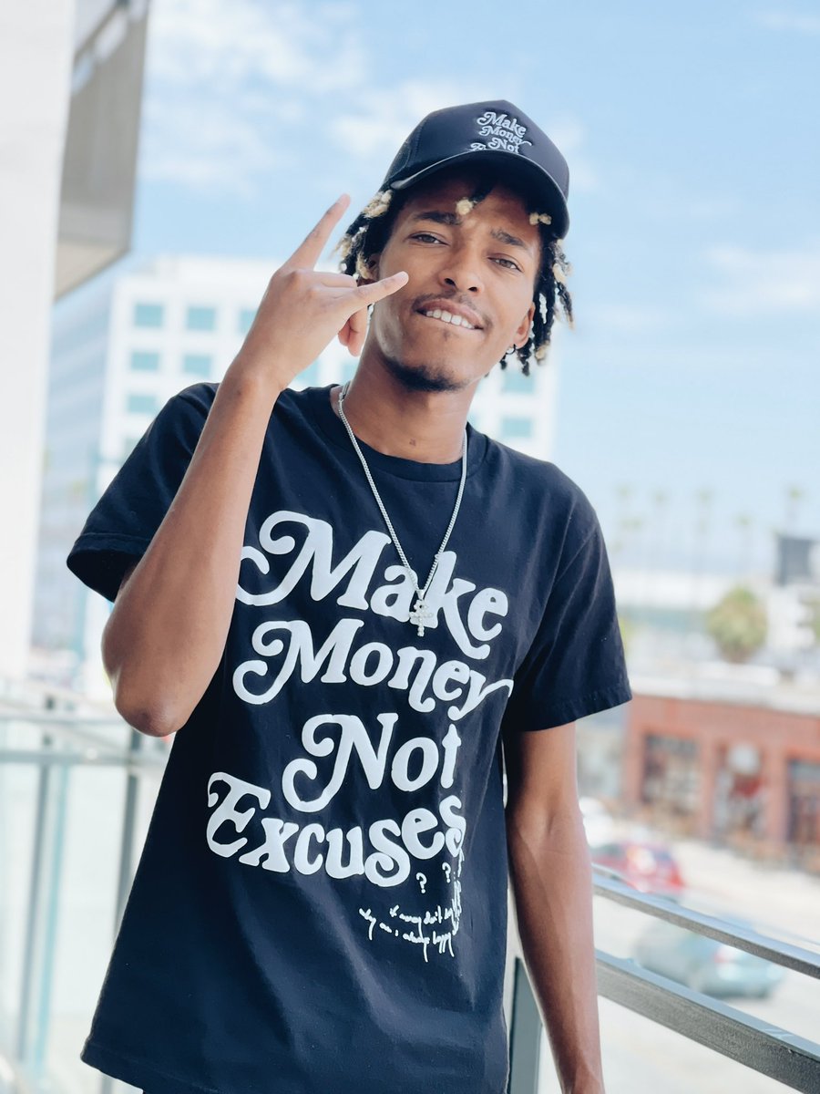 iLLTenacity's tweet photo. New “Make Money Not Excuses” Tees OUT NOW 🏆 https://t.co/nKeMDdPkak https://t.co/Ub0MXYAAHV