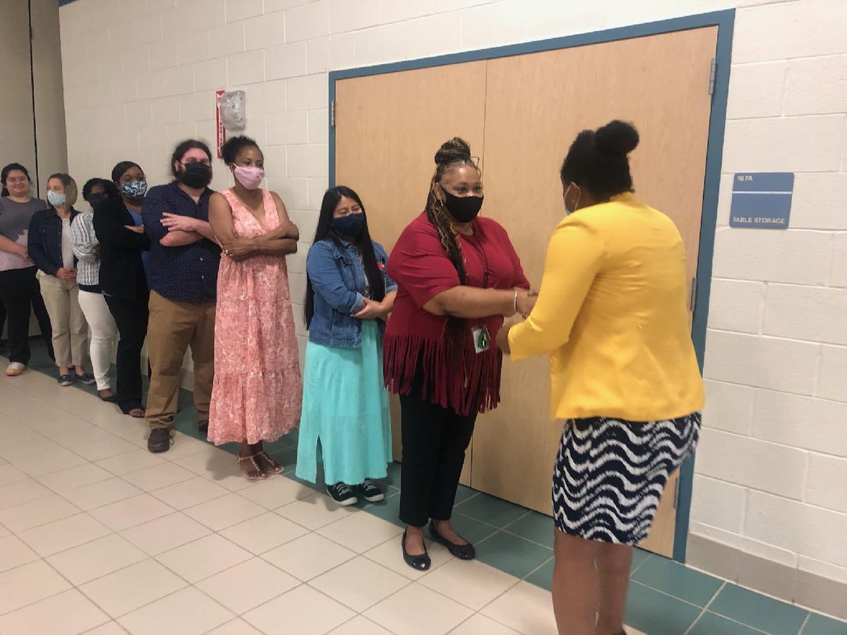 DunevantL's tweet image. Can you guess what our teachers are modeling? #SpringWay #ADSY #Day2 @ClarkPrimary @SpringISD