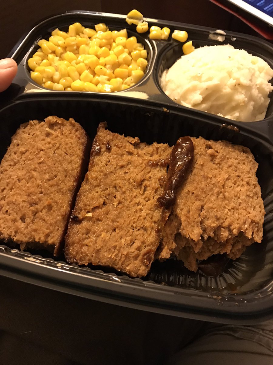 Queen_Mabootie's tweet photo. @bostonmarket Ordered Meatloaf with Poultry Gravy with sides of Mashed Potato’s with Gravy and Corn. No GRAVY to be seen. This is SOO DRY!!!  And no cornbread either.  What kind of corporate standards are these? #bostonmarket https://t.co/yoVjmikj9C