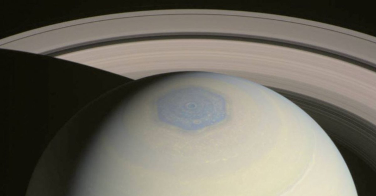 hateoneanotter's tweet photo. who the fuck never told me that saturn has a hexagon https://t.co/B6PwGI10ya