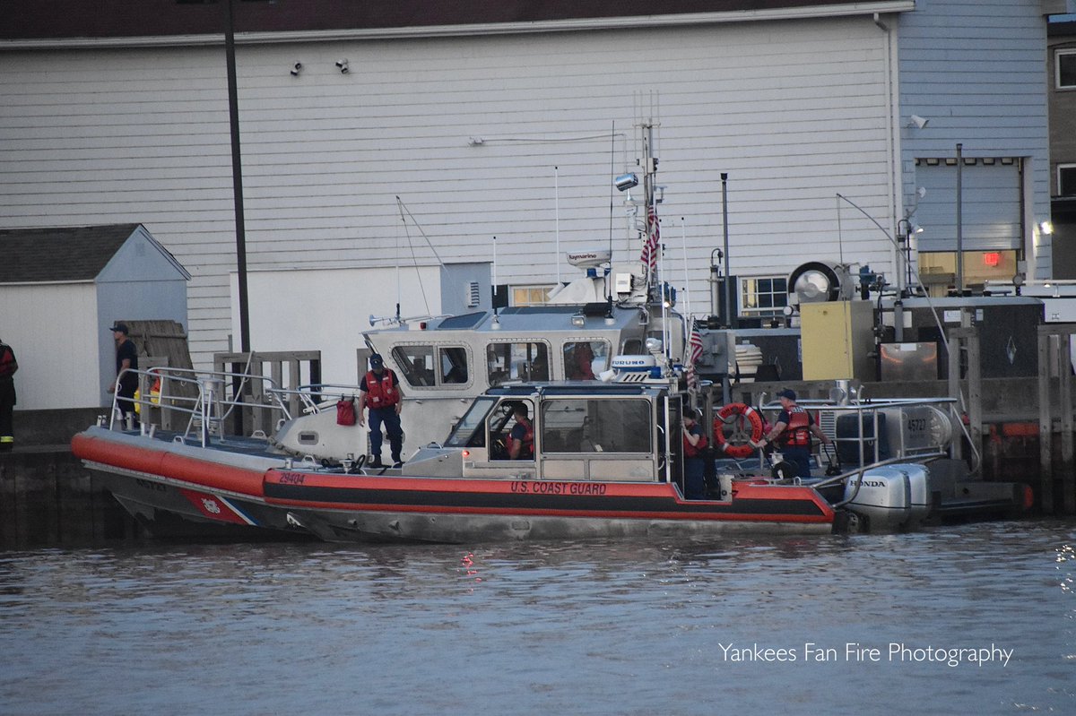 yankeesfan4224's tweet photo. Rochester Fire Department’s Marine 1 operating with the U. S. Coast Guard on a call at Charlotte Beach. #roc @mcfw @ctfirephoto @IAFF1071 @RFDPIO1 @JeffK72 https://t.co/ugLNiBDoa9