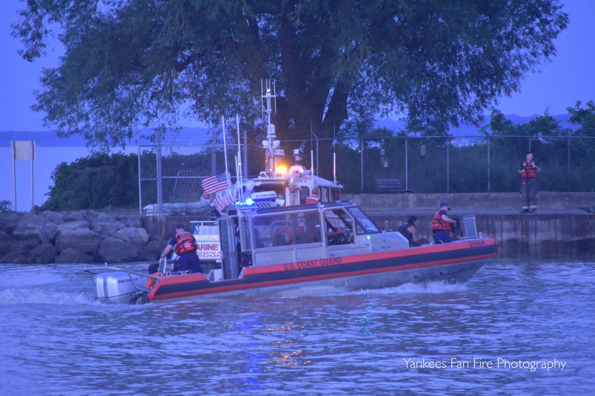 yankeesfan4224's tweet photo. Rochester Fire Department’s Marine 1 operating with the U. S. Coast Guard on a call at Charlotte Beach. #roc @mcfw @ctfirephoto @IAFF1071 @RFDPIO1 @JeffK72 https://t.co/ugLNiBDoa9