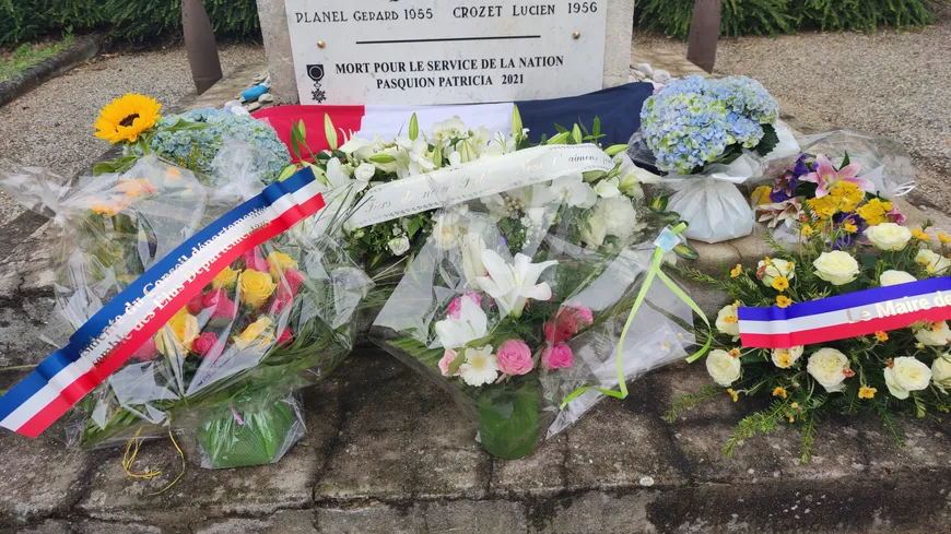 icidromeardeche's tweet photo. Une plaque commémorative pour Patricia Pasquion, la cheffe d'équipe de Pôle emploi assassinée à Valence #Drome
https://t.co/xxjsvnaco8 https://t.co/2k05LXsiAH
