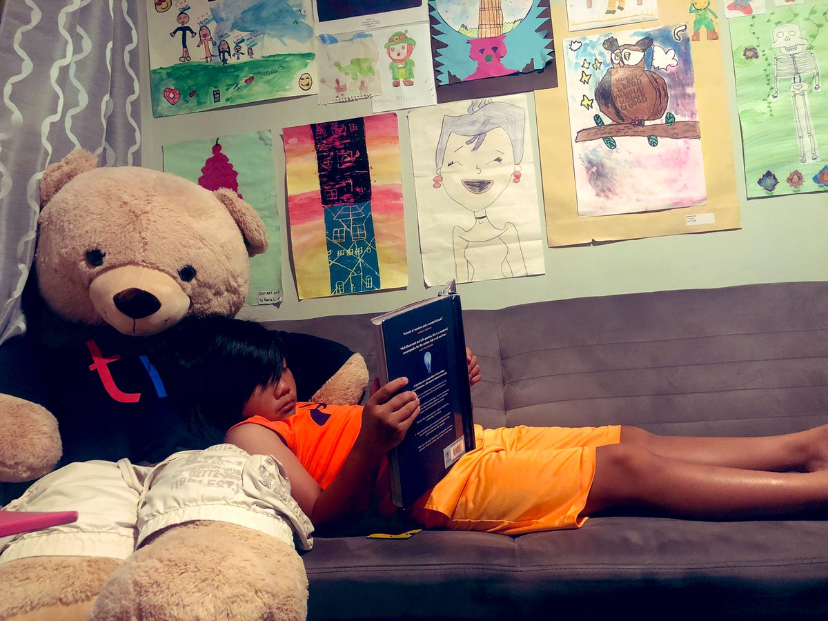 Kae_Squared's tweet photo. Reading while laying on our Big Bear 🐻 #JacksonAveReads @JacksonAvePTA #MineolaProud https://t.co/IYHypnGsdy