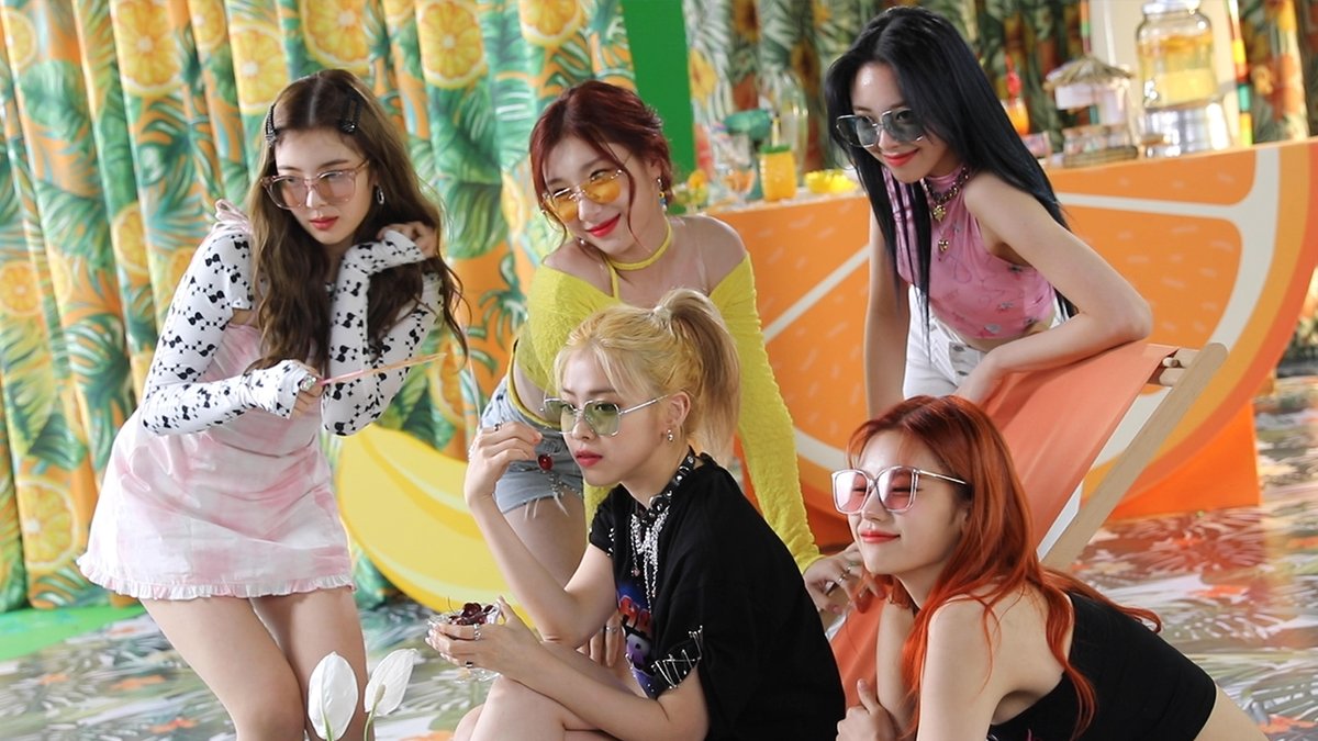 ITZYofficial's tweet photo. [ITZY?ITZY!] EP75. 여름 깨고 있지!
https://t.co/559SRfVZUS

M/V https://t.co/1dZbGkJv8k
ALBUM https://t.co/IfCtUbRu7O

#ITZY #있지 @ITZYofficial
#MIDZY #믿지
#GUESSWHO
#ITZY_GUESSWHO
#마피아_Inthemorning https://t.co/1EVH15Cubt