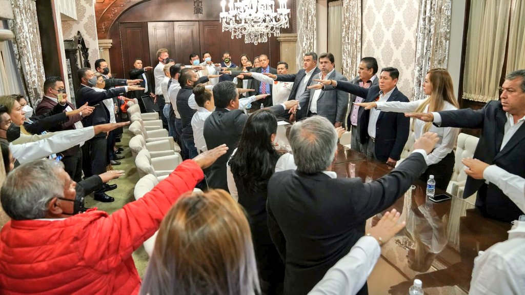 PedrohacesO's tweet photo. Hoy está refrendado el compromiso de los trabajadores #catemistas en el #EstadoDeMéxico. 

Mujeres, hombres, jóvenes y personas con más experiencia.  TODOS tienen cancha de juego en el sindicalismo auténtico.

¡ADELANTE, COMPAÑER@S! 💪🏼 https://t.co/wJCsd8tk5S