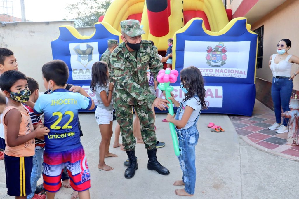 Ejercito_Div5's tweet photo. Con actividad lúdico-recreativa, nuestros Soldados del #BATOT18 #Baaid5 #Cozeu del @COL_EJERCITO, buscan prevenir el reclutamiento forzado y el maltrato infantil en los niños y niñas del municipio de #Rioblanco. https://t.co/XXryozx3pw