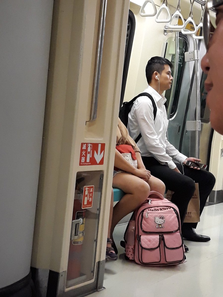 seng1069's tweet image. 2018年台湾旅游在台北捷运遇见上班西装男，不错看😍😍😍
＃野生捕获 ＃西装控 ＃白衬衫