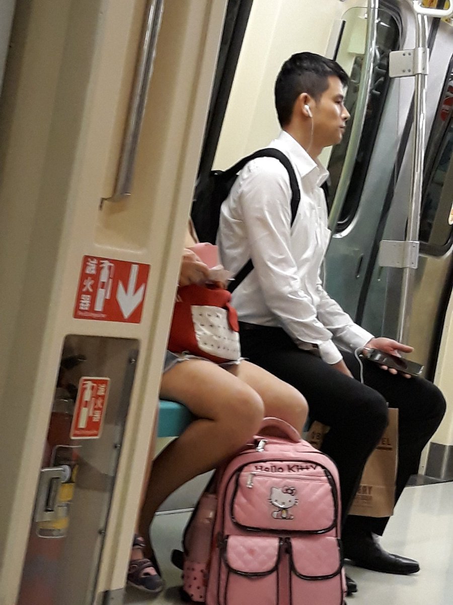 seng1069's tweet image. 2018年台湾旅游在台北捷运遇见上班西装男，不错看😍😍😍
＃野生捕获 ＃西装控 ＃白衬衫