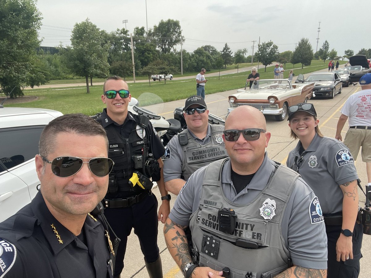 ColonelWaughNSP's tweet photo. Absolutely love getting back on a motor to help with the annual Cruise Nite senior center Classic Car cruise. A great turnout and great job with traffic control from our @KearneyPolice Community Service Unit and Uniform Patrol! Nice to ride with Officer Elder! #motorcop 🏍 🚔🇺🇸 https://t.co/KnczvXibqc