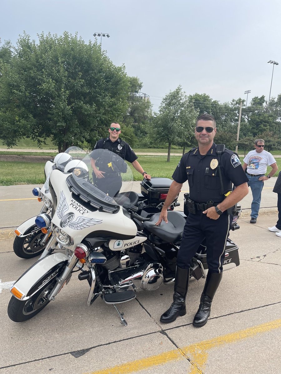 ColonelWaughNSP's tweet photo. Absolutely love getting back on a motor to help with the annual Cruise Nite senior center Classic Car cruise. A great turnout and great job with traffic control from our @KearneyPolice Community Service Unit and Uniform Patrol! Nice to ride with Officer Elder! #motorcop 🏍 🚔🇺🇸 https://t.co/KnczvXibqc