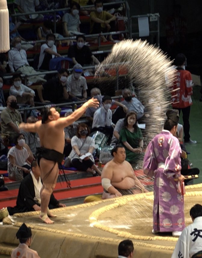 白鵬の塩巻きが綺麗すぎてティンカーベルみたいと話題だが 他の力士の衝撃波 烈風拳 個性的な塩の撒き方も素敵 Togetter