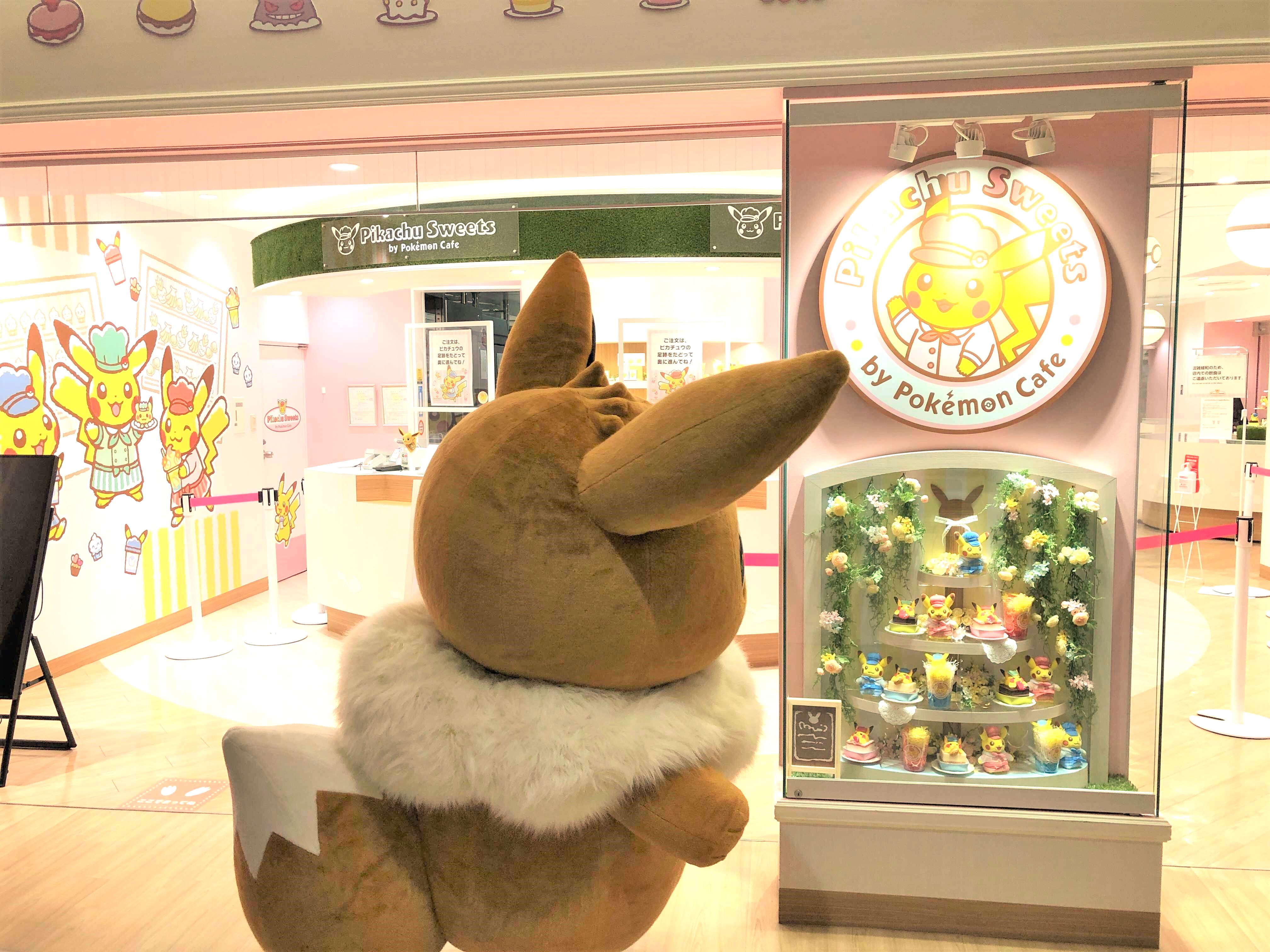 公式 プロジェクトイーブイ 続 Twitterren こんにちは 今日は ピカチュウスイーツ By ポケモンカフェを探検しているよ さっそく 美味しそうなスイーツを発見 食べるのがもったいない可愛さだね イーブイをモチーフにしたフラッペも登場しているから