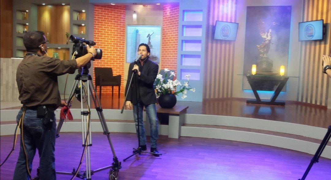 CarlosHenryMx's tweet photo. Entrevista
#carloshenry #singer #music #newsingle #latino #cdmx #cdmxmusic #musicamexicana #entrevista #TV #Tele https://t.co/QlEXk6mOBh