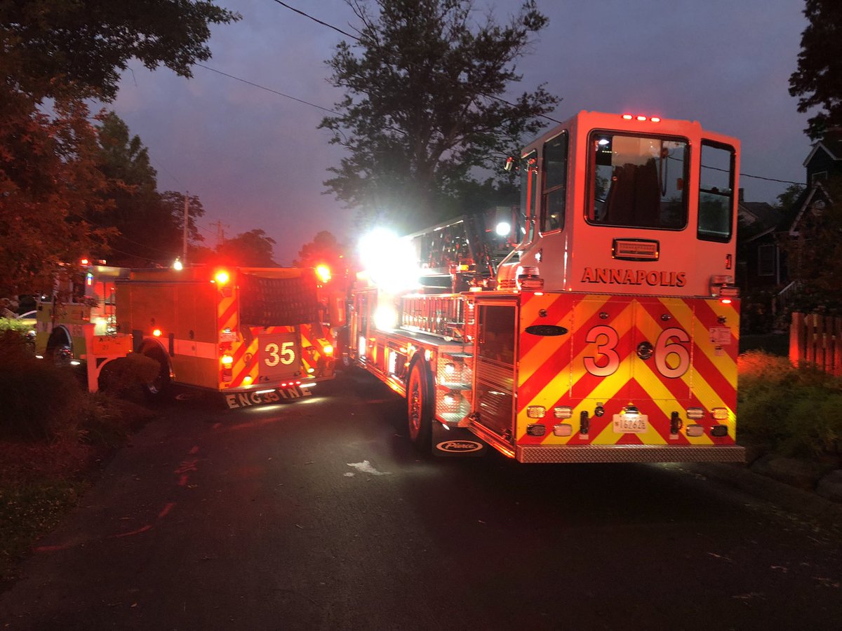 Truesi6767's tweet photo. #ProactivePositioning on a fireground can make a HUGE difference. The 2nd due Eng Co lays a line &amp; arrives on a working fire, positions out of the way to supply the 1st due &amp; the Truck Co can take the front. @makinthepush @iaff1926 @AnnapolisFire @Local1563 https://t.co/HSgErC49Zo