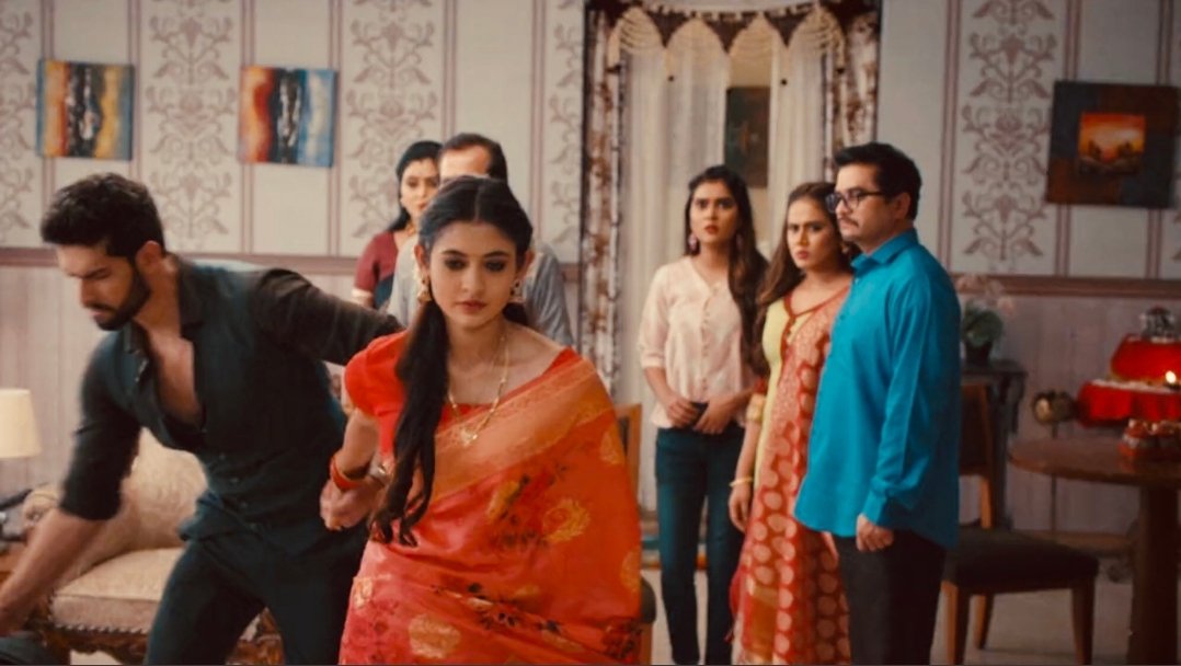 RashmiD22313974's tweet photo. I still remember this scene.. LoL
Itni serious situation me bhi Raghav ne apna blazer le lita tha.
Can't stop laughing

HAPPY FIVE MONTHS OF RAGHVI https://t.co/iXKNrfNv2e