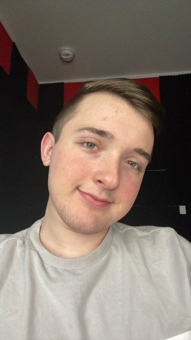 Hey sexy guys sorry it&rsquo;s been a while https://t.co/2VQK3tmfZw